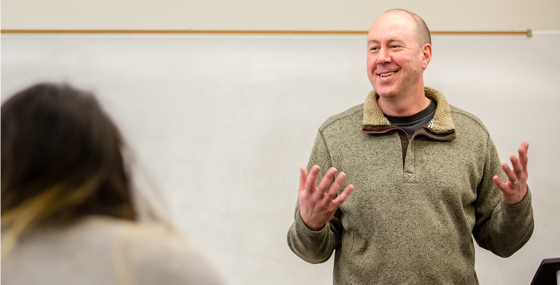 Criminology Professor David Olson teaches his senior capstone course on Loyola's Lake Shore Campus. Professor Olson is involved with the passing of a senate bill into law. (Photo: Natalie Battaglia)